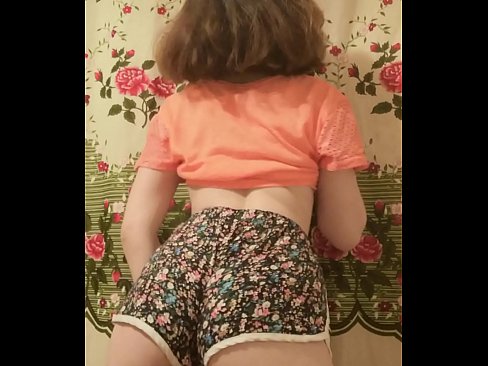 ❤️ Dhallaan yar oo sexy ah oo iska siibaysa surwaalka gaaban ee kamarada ️ annaga %so.javdoe.top